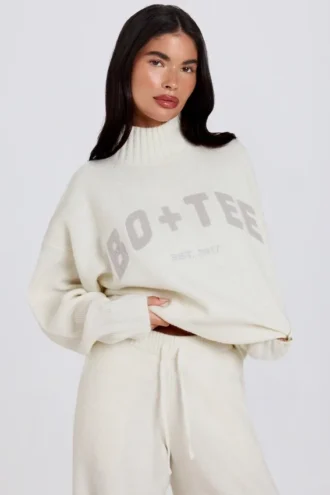 Μαλακό πλεκτό πουλόβερ oversized σε ιβουάρ