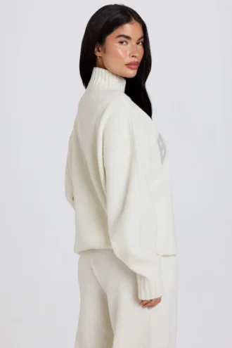 Μαλακό πλεκτό πουλόβερ oversized σε ιβουάρ