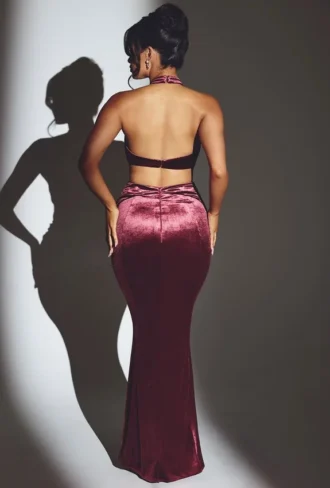 Μάξι φόρεμα Adriana Velvet με λαιμόκοψη halter σε χρώμα κρασιού