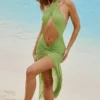 Μάξι φόρεμα Caicos με κοψίματα και λαιμόκοψη σε χρώμα λαδί Μάξι φόρεμα Caicos με κοψίματα και λαιμόκοψη σε χρώμα λαδί
