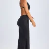 Μάξι φόρεμα Omarosa με λεπτομέρειες από μεταλλικά στοιχεία και κοψίματα στο λαιμό, σε μαύρο χρώμα Μάξι φόρεμα Omarosa με λεπτομέρειες από μεταλλικά στοιχεία και κοψίματα στο λαιμό, σε μαύρο χρώμα