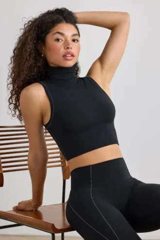 Μαύρο κοντό μπλουζάκι με λαιμόκοψη Soft Active