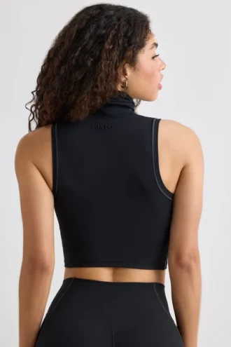 Μαύρο κοντό μπλουζάκι με λαιμόκοψη Soft Active