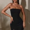Μίνι φόρεμα Brielle με λαιμόκοψη bandeau σε μαύρο χρώμα Μίνι φόρεμα Brielle με λαιμόκοψη bandeau σε μαύρο χρώμα