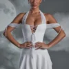 Μίνι φόρεμα Elvyra με δαντέλα και λαιμόκοψη halter σε λευκό χρώμα Μίνι φόρεμα Elvyra με δαντέλα και λαιμόκοψη halter σε λευκό χρώμα