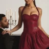 Μίνι φόρεμα Felicity με διακοσμημένο λαιμόκοψη και φουσκωτό τελείωμα σε χρώμα Wine Red Μίνι φόρεμα Felicity με διακοσμημένο λαιμόκοψη και φουσκωτό τελείωμα σε χρώμα Wine Red