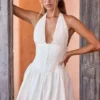 Μίνι φόρεμα Jessalie με πιέτες και λαιμόκοψη halter σε λευκό