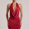 Μίνι φόρεμα Kael με πτυχωτό καπό σε χρώμα Cherry Red Μίνι φόρεμα Kael με πτυχωτό καπό σε χρώμα Cherry Red
