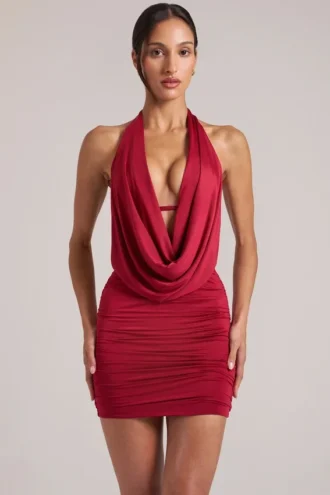 Μίνι φόρεμα Kael με πτυχωτό καπό σε χρώμα Cherry Red
