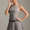 Μίνι φόρεμα Leilani με ζώνη και πτυχωτή πλάτη σε γκρι χρώμα