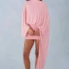 Μίνι φόρεμα Lida Draped Cape σε ροζ χρώμα Μίνι φόρεμα Lida Draped Cape σε ροζ χρώμα
