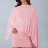 Μίνι φόρεμα Lida Draped Cape σε ροζ χρώμα Μίνι φόρεμα Lida Draped Cape σε ροζ χρώμα
