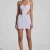Μίνι φόρεμα Lucia με διακοσμητικά cut-out και λαιμόκοψη halterneck σε λευκό