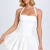 Μίνι φόρεμα Maybelle με σούρες και λαιμόκοψη halter σε λευκό χρώμα Μίνι φόρεμα Maybelle με σούρες και λαιμόκοψη halter σε λευκό χρώμα