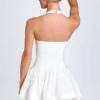 Μίνι φόρεμα Maybelle με σούρες και λαιμόκοψη halter σε λευκό χρώμα Μίνι φόρεμα Maybelle με σούρες και λαιμόκοψη halter σε λευκό χρώμα