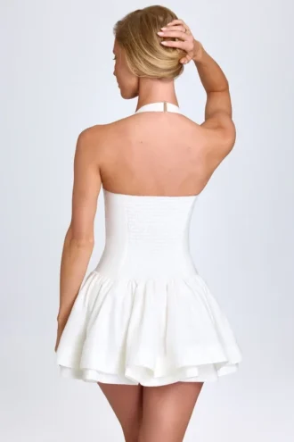 Μίνι φόρεμα Maybelle με σούρες και λαιμόκοψη halter σε λευκό χρώμα