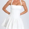 Μίνι φόρεμα Maybelle με σούρες και λαιμόκοψη halter σε λευκό χρώμα Μίνι φόρεμα Maybelle με σούρες και λαιμόκοψη halter σε λευκό χρώμα