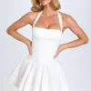 Μίνι φόρεμα Maybelle με σούρες και λαιμόκοψη halter σε λευκό χρώμα Μίνι φόρεμα Maybelle με σούρες και λαιμόκοψη halter σε λευκό χρώμα
