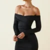 Μίνι φόρεμα Rosanna με ανοιχτούς ώμους και σούρες σε μαύρο Μίνι φόρεμα Rosanna με ανοιχτούς ώμους και σούρες σε μαύρο