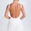 Μίνι φόρεμα Shirin με ντραπέ και ανοιχτή πλάτη σε λευκό χρώμα