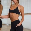 Μίνι σορτς Soft Active με τσέπες και V-σχηματισμένη μέση σε μαύρο Μίνι σορτς Soft Active με τσέπες και V-σχηματισμένη μέση σε μαύρο
