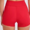 Μίνι σορτς Soft Active με τσέπες και V-σχισμή στη μέση σε χρώμα Strawberry Red Μίνι σορτς Soft Active με τσέπες και V-σχισμή στη μέση σε χρώμα Strawberry Red