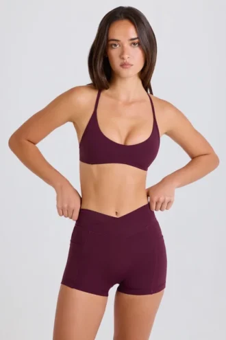 Μίνι σορτς Soft Active με τσέπες και ζώνη σε σχήμα V σε μπορντό