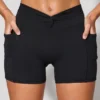 Μίνι σορτς Twist Waist με τσέπες σε μαύρο χρώμα