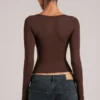 Μπλούζα Zyra με V λαιμόκοψη και μακριά μανίκια  σε χρώμα σοκολάτας