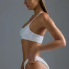 Oh Polly Μαγιό: HOTFIX Edition Διακοσμημένο μπικίνι bandeau με έναν ώμο σε λευκό