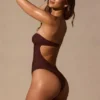 Ολόσωμο Μαγιό bandeau Faye με cut-out σε καφέ χρώμα Ολόσωμο Μαγιό bandeau Faye με cut-out σε καφέ χρώμα