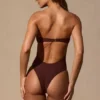 Ολόσωμο Μαγιό bandeau Faye με cut-out σε καφέ χρώμα Ολόσωμο Μαγιό bandeau Faye με cut-out σε καφέ χρώμα