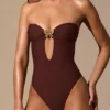 Ολόσωμο Μαγιό bandeau Faye με cut-out σε καφέ χρώμα Ολόσωμο Μαγιό bandeau Faye με cut-out σε καφέ χρώμα