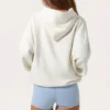 Oversized φούτερ με κουκούλα και απλικέ σε χρώμα γάλα Oversized φούτερ με κουκούλα και απλικέ σε χρώμα γάλα