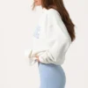 Oversized φούτερ με κουκούλα και απλικέ σε χρώμα γάλα Oversized φούτερ με κουκούλα και απλικέ σε χρώμα γάλα