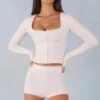 Πλεκτή ζακέτα Tahlia με μακριά μανίκια σε χρώμα ιβουάρ Πλεκτή ζακέτα Tahlia με μακριά μανίκια σε χρώμα ιβουάρ