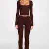 Retta Ribbed Modal Square-Neck Long-Sleeve Μπλούζα σε χρώμα σοκολάτας Retta Ribbed Modal Square-Neck Long-Sleeve Μπλούζα σε χρώμα σοκολάτας