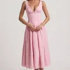 Saidey Broderie Anglaise Φορέμα A-Line Midaxi με λεπτομέρεια φιόγκο σε απαλό ροζ Saidey Broderie Anglaise Φορέμα A-Line Midaxi με λεπτομέρεια φιόγκο σε απαλό ροζ