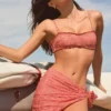 Σαρόνγκ Molinas με δέσιμο στο πλάι σε κόκκινο καρό Σαρόνγκ Molinas με δέσιμο στο πλάι σε κόκκινο καρό