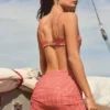 Σαρόνγκ Molinas με δέσιμο στο πλάι σε κόκκινο καρό Σαρόνγκ Molinas με δέσιμο στο πλάι σε κόκκινο καρό