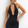 Sofija Μίνι φόρεμα από ελαστικό τζέρσεϊ με βαθύ ντεκολτέ και σούρες σε μαύρο χρώμα