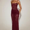 Wintra Διαφανές δαντελένιο φόρεμα με τετράγωνο λαιμό και πτυχώσεις σε μπορντό χρώμα Wintra Διαφανές δαντελένιο φόρεμα με τετράγωνο λαιμό και πτυχώσεις σε μπορντό χρώμα
